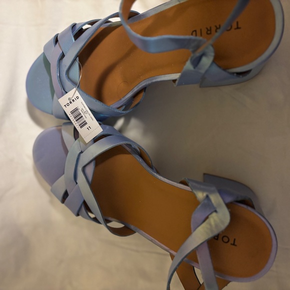 NWT Torrid Woman’s size 11 blue/purple iridescent chunky heel sandals - Picture 2 of 7